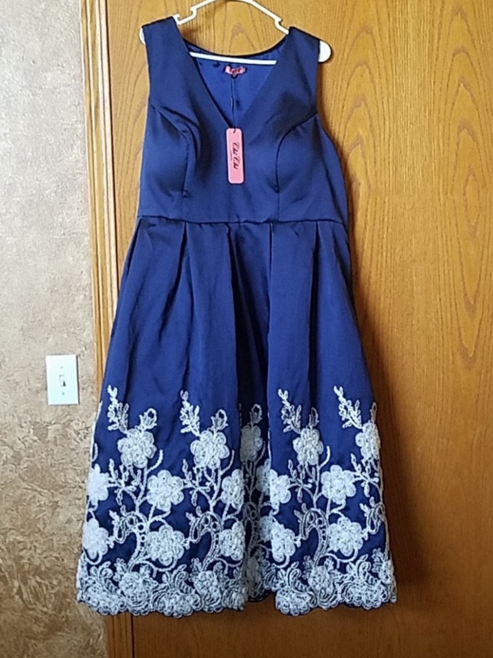 NWT Chi Chi London cocktail dress with embroidered white floral detail 22W